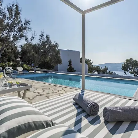 Traditional With Swimming Pool فيلة